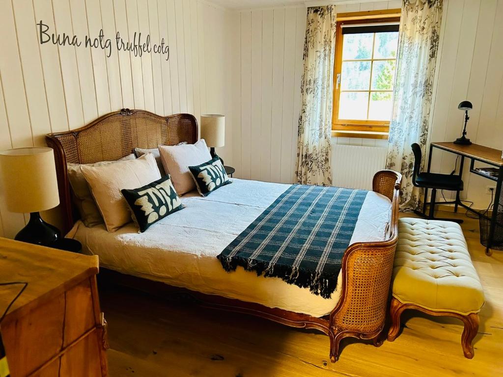 Casa Pasch - Boutique Bed and Breakfast in Cumpadials - Housity