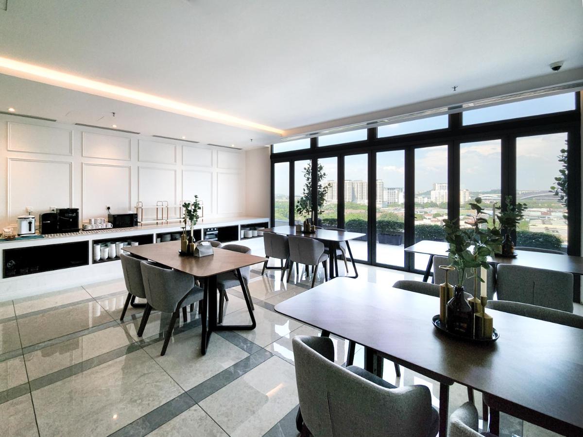 Suitetrails - FOX Hotel Glenmarie Shah Alam by The Ascott