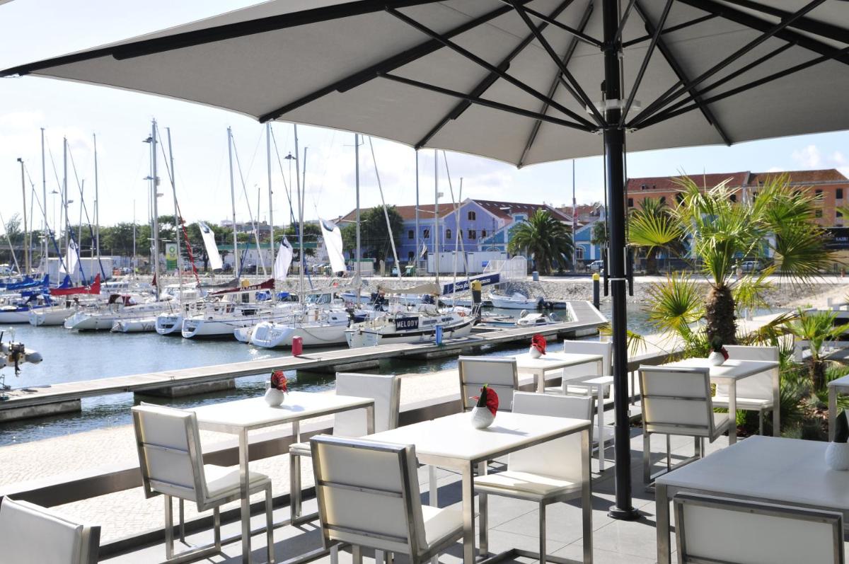 Um restaurante ou outro lugar para comer em Altis Belem Hotel & Spa, a Member of Design Hotels