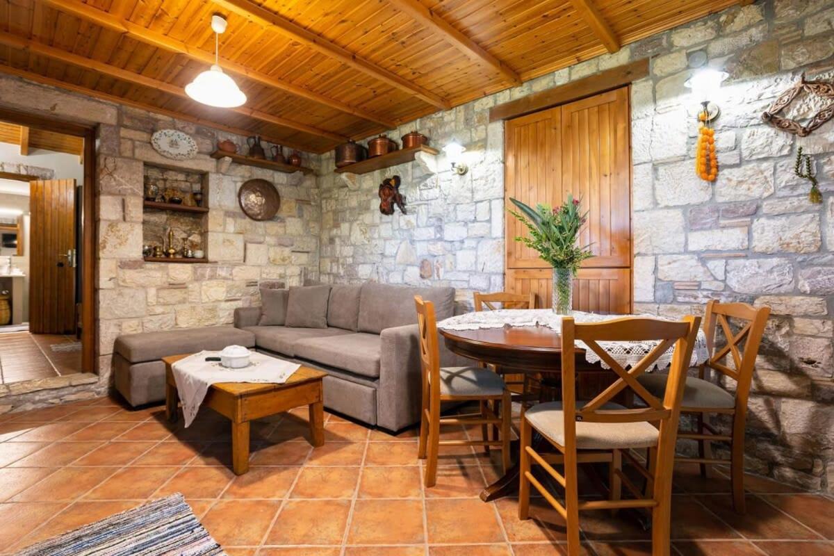 Petalidi Stone House with garden near the beach - Housity