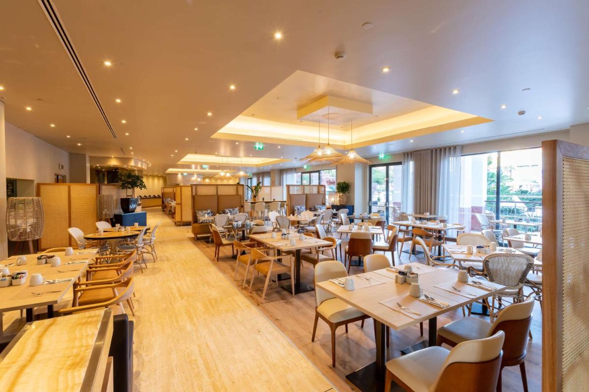 Um restaurante ou outro lugar para comer em Hilton Vilamoura