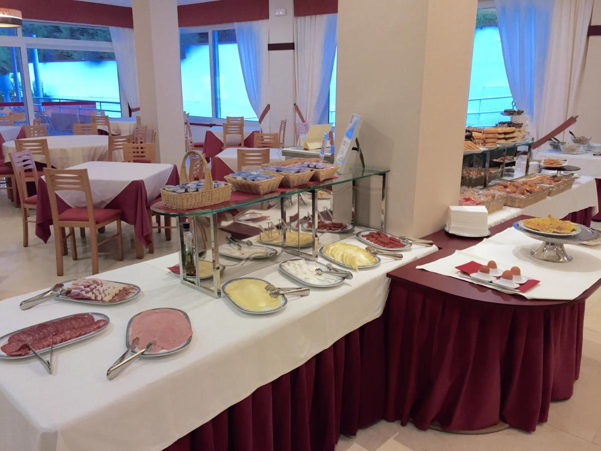 Comida en o cerca de este hotel