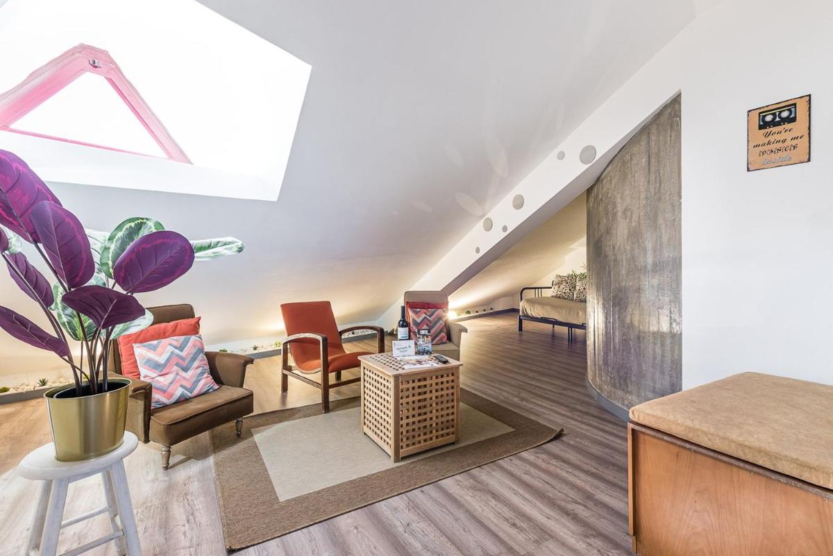 GuestReady - Red Stripes - Housity