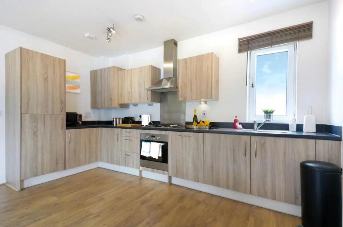 Beautiful 2 Bedroom, 2 Bathroom, Free Parking, Milton Keynes City Centre Penthouse Apartment - Housity