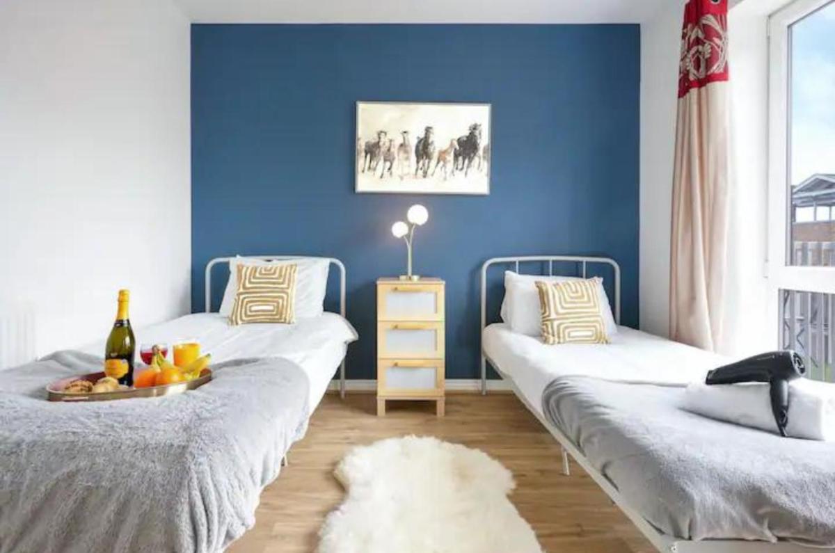 Beautiful 2 Bedroom, 2 Bathroom, Free Parking, Milton Keynes City Centre Penthouse Apartment - Housity