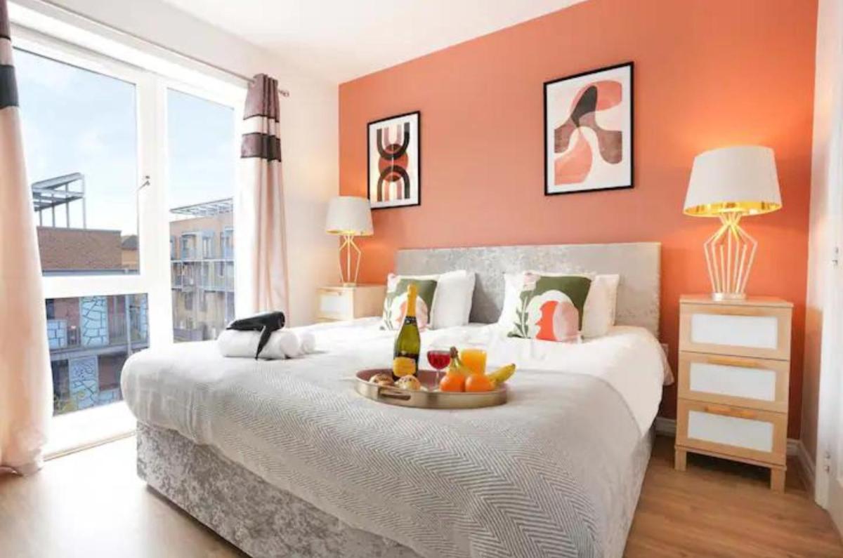 Beautiful 2 Bedroom, 2 Bathroom, Free Parking, Milton Keynes City Centre Penthouse Apartment - Housity