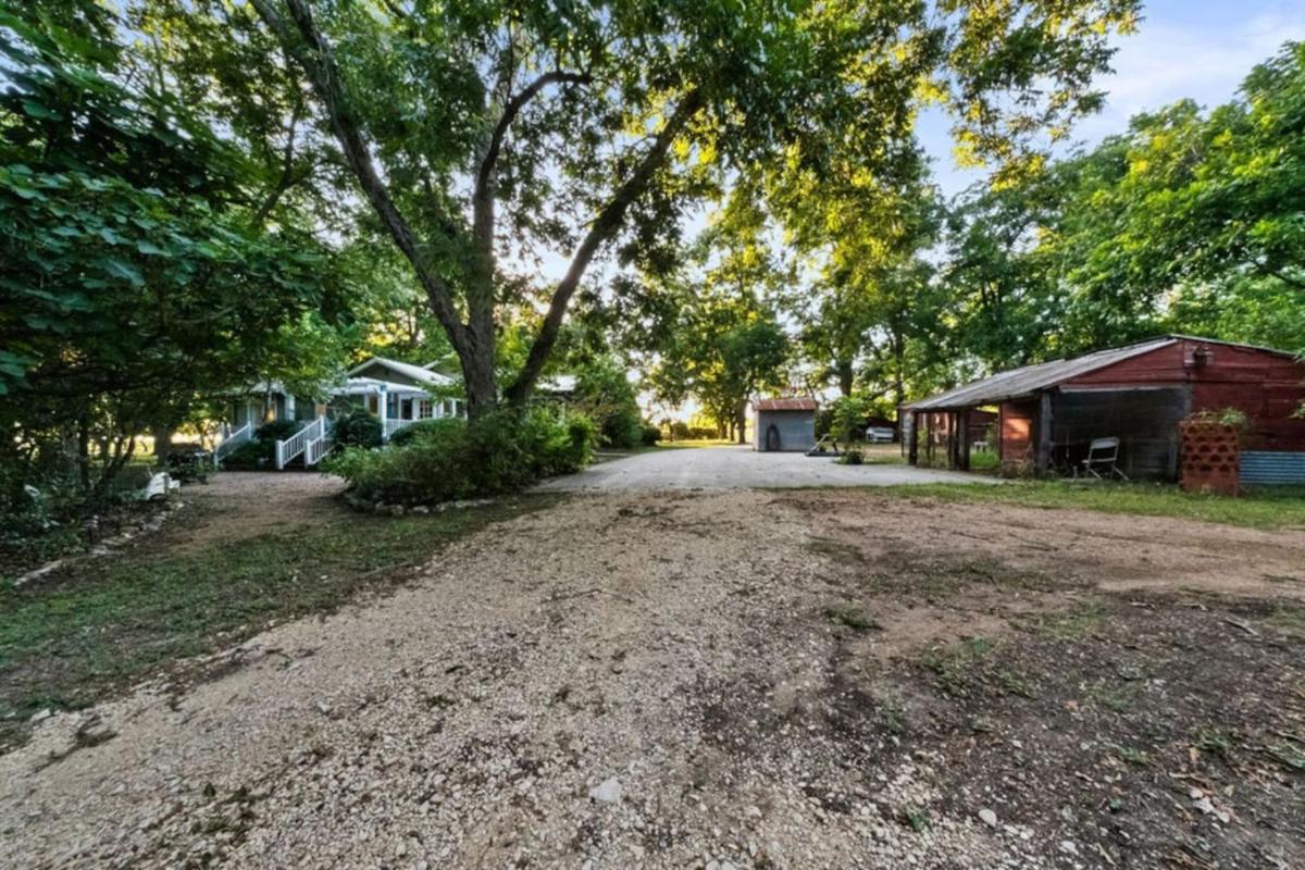 3 Houses 30 guests Country 14 acre Pecan Orchard - Housity