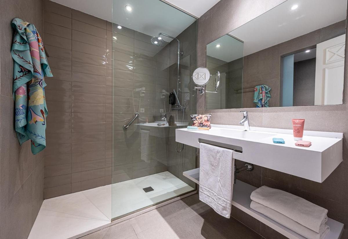 Un baño de Estival Torrequebrada