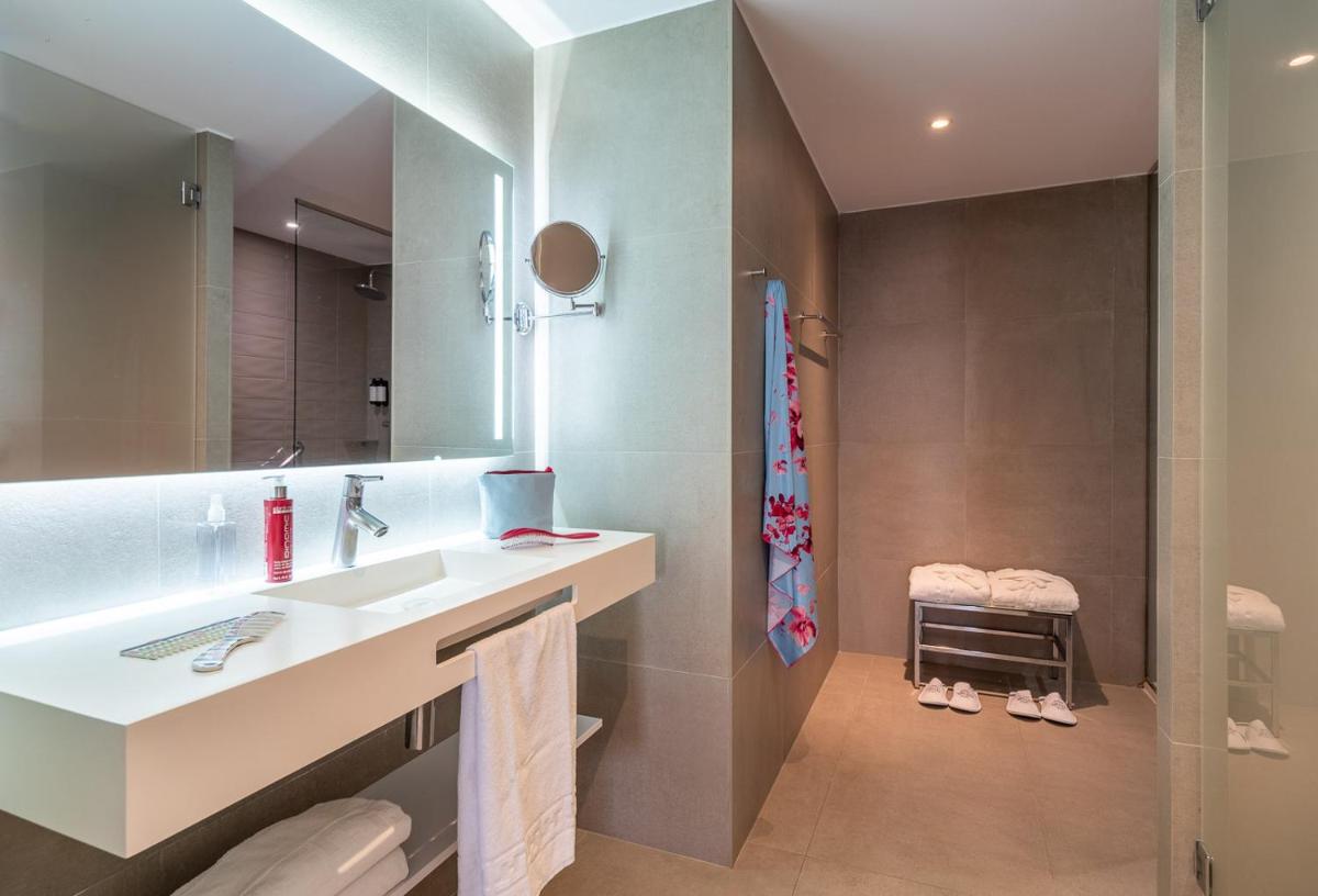 Un baño de Estival Torrequebrada