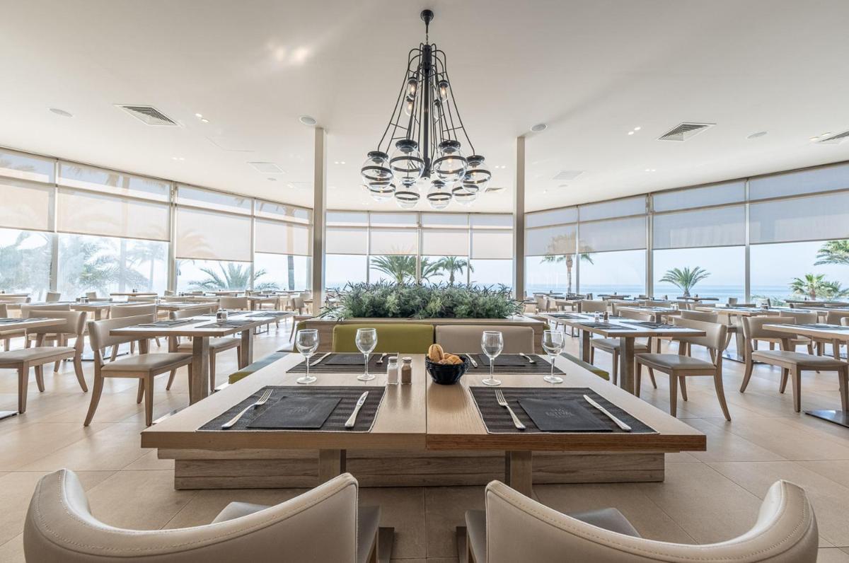 Un restaurante o sitio para comer en Estival Torrequebrada