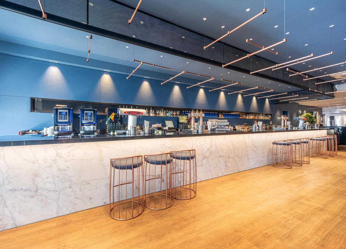 El salón o zona de bar de Estival Torrequebrada