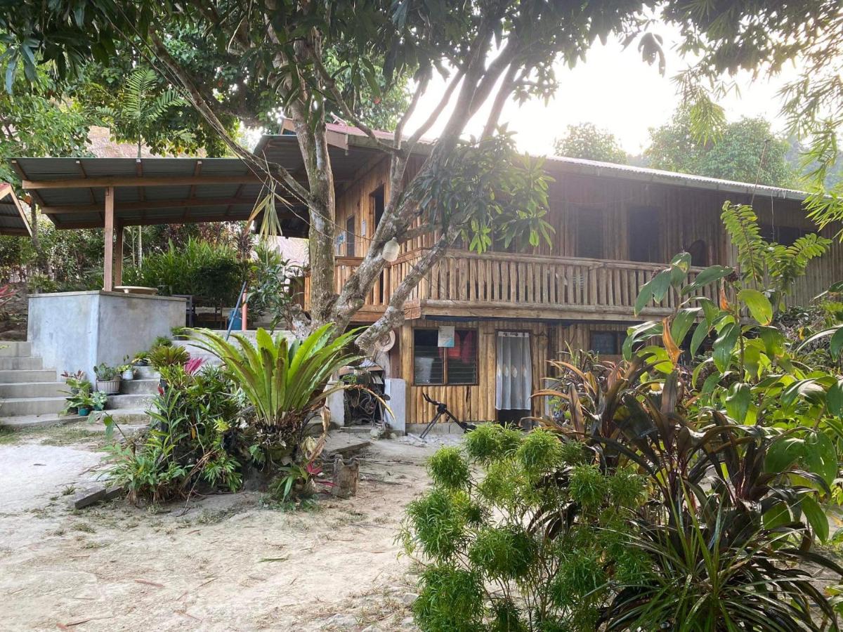 Port Barton - Paradiso Azul Campsite Beachfront with Internet - Housity