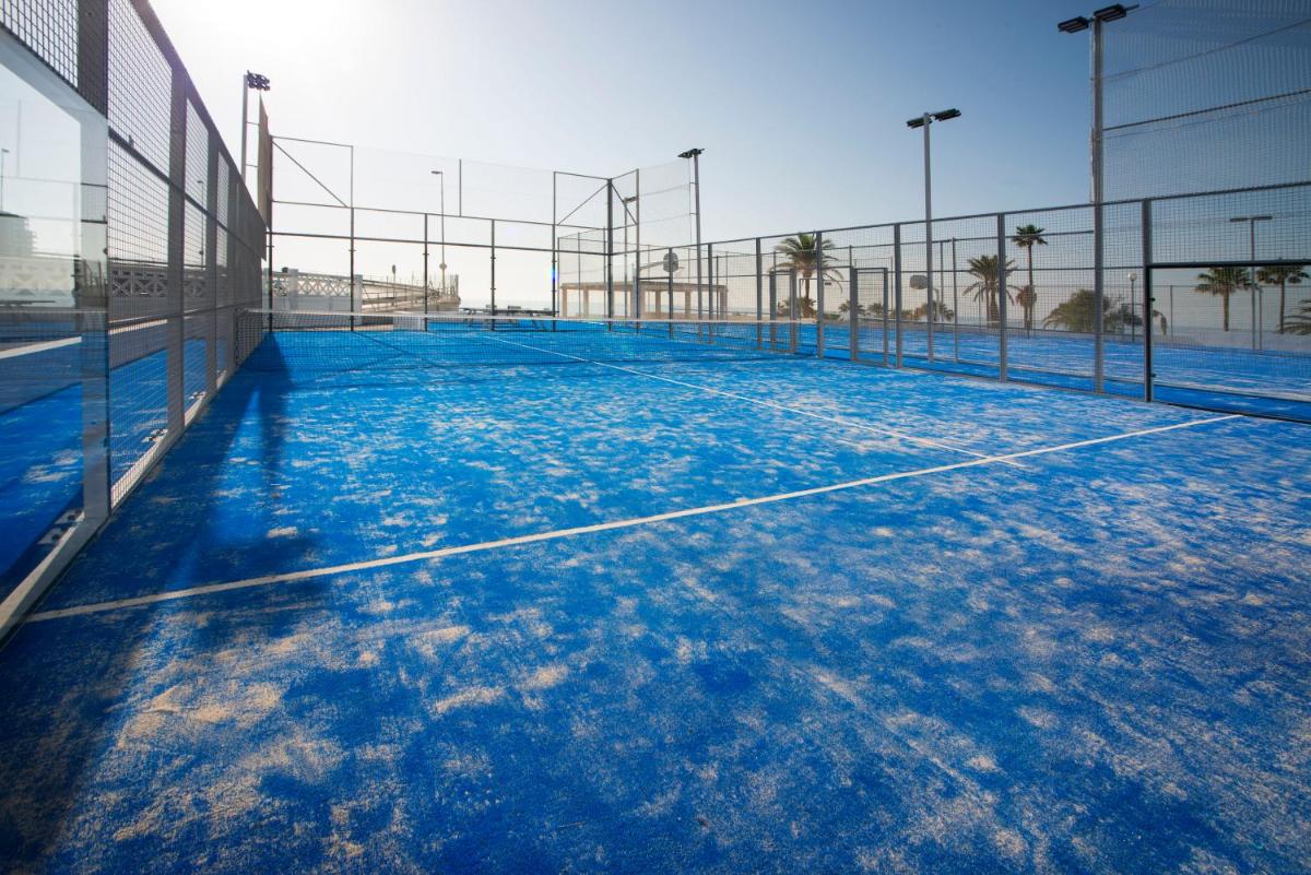 Instalaciones para jugar a tenis o squash en Estival Torrequebrada o alrededores