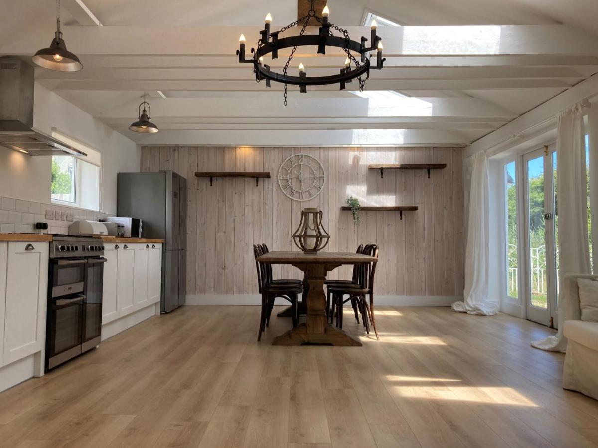 The Gate-Stunning Garden Apartment in Freshwater Bay - Housity