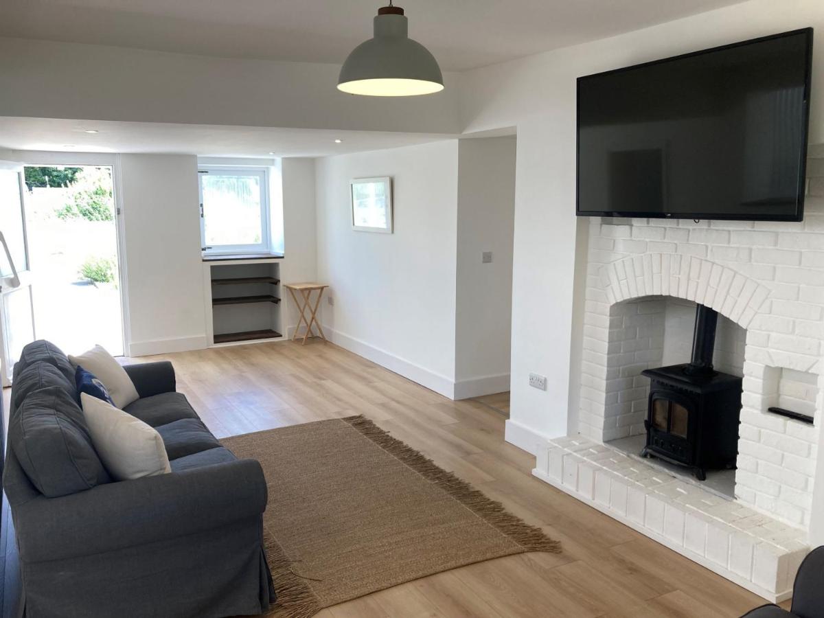 The Gate-Stunning Garden Apartment in Freshwater Bay - Housity