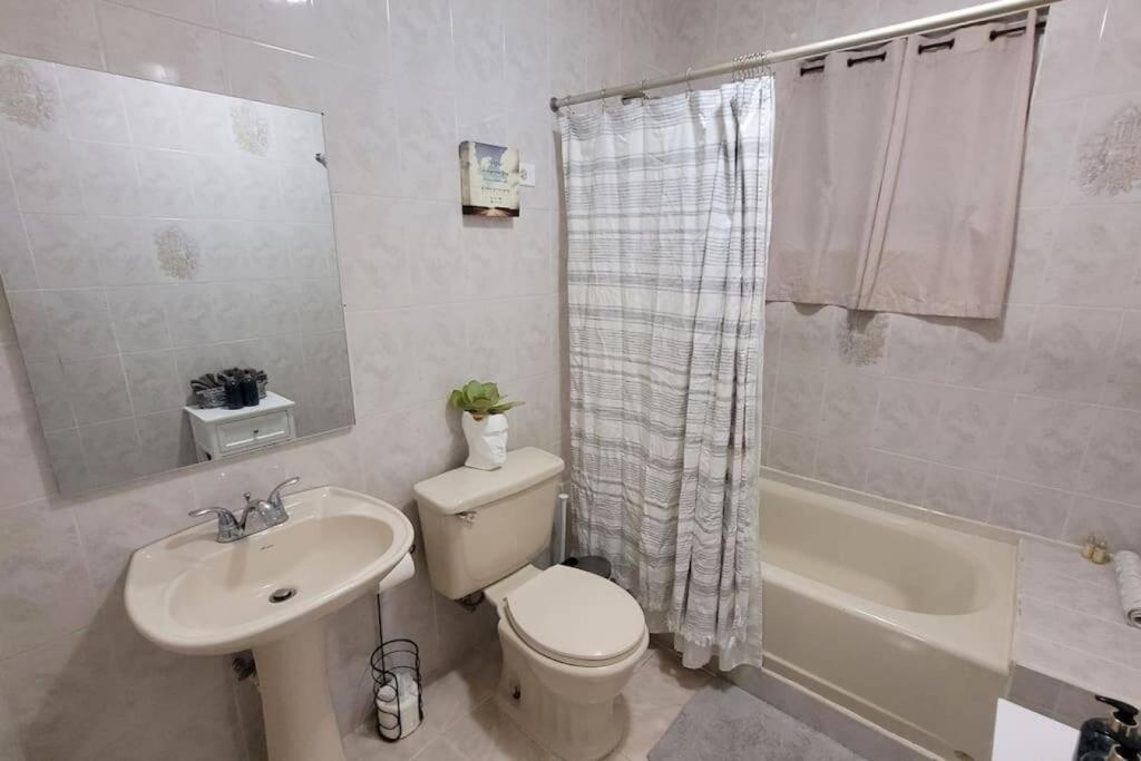 Coamo Beautiful house, AC, 10min Coamo hot springs - Housity