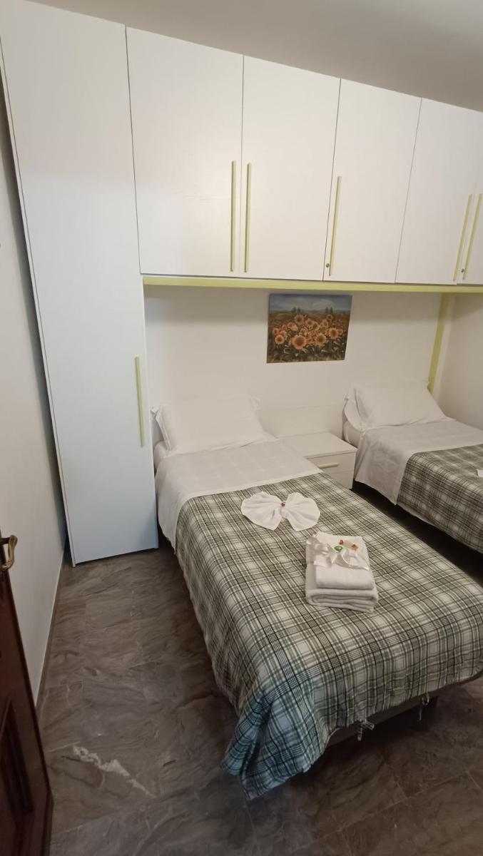 Sopra_lavia Stazione_La Spezia_Cinque Terre - Housity