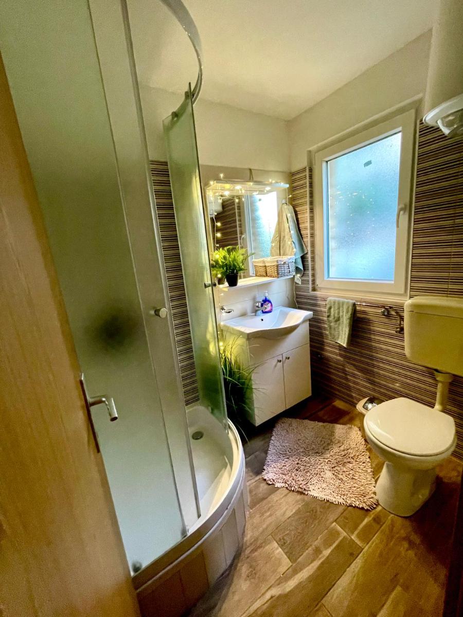 Lovely flower small house for two by the sea - Housity