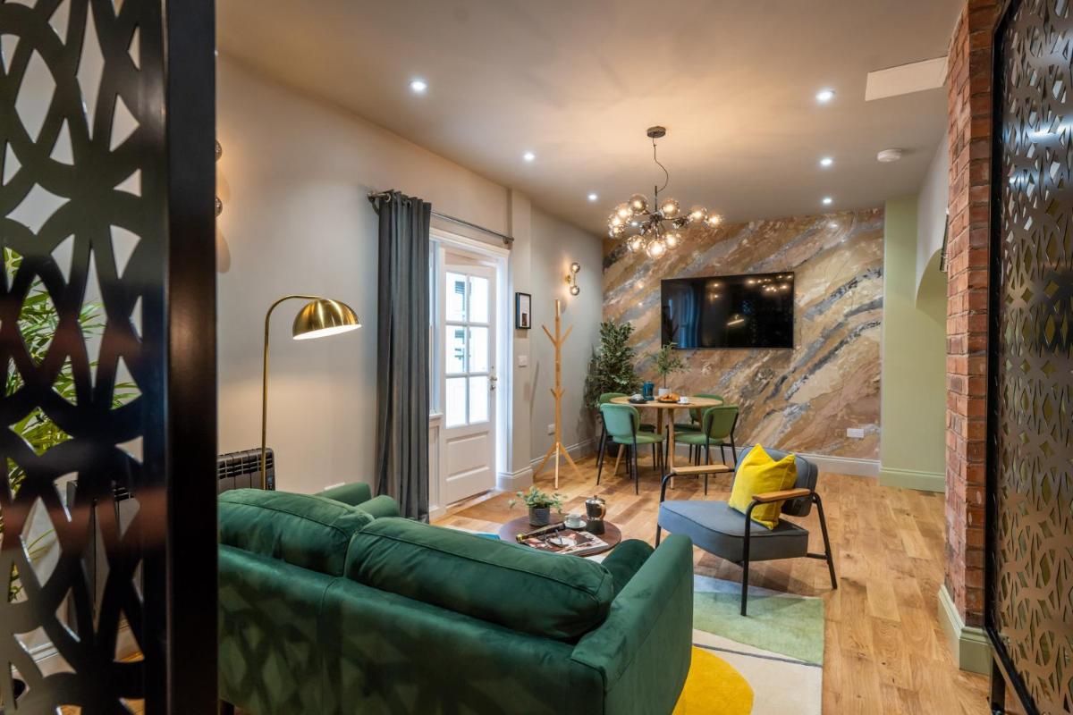Commandery Vaults - Luxury Apartment in City Centre with SKY TV - Housity