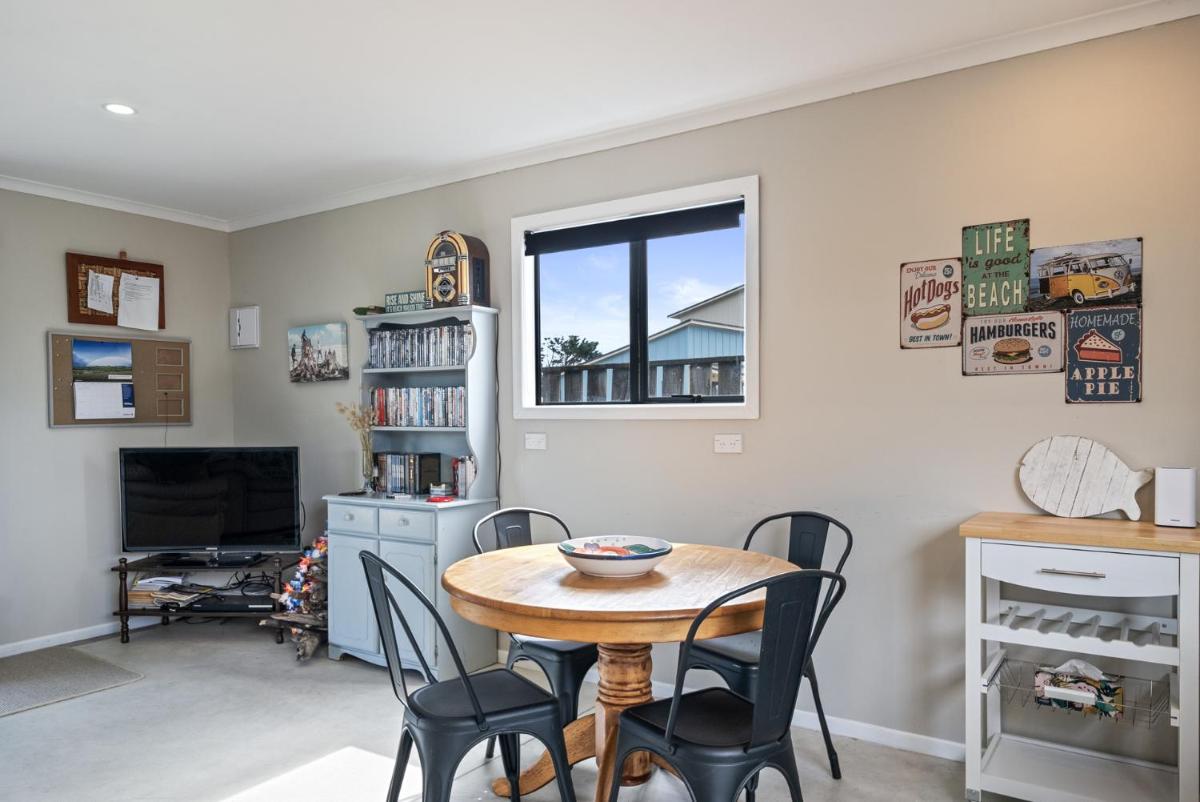 Suitetrails - Himatangi Kiwi Bach - Himatangi Beach Holiday Home