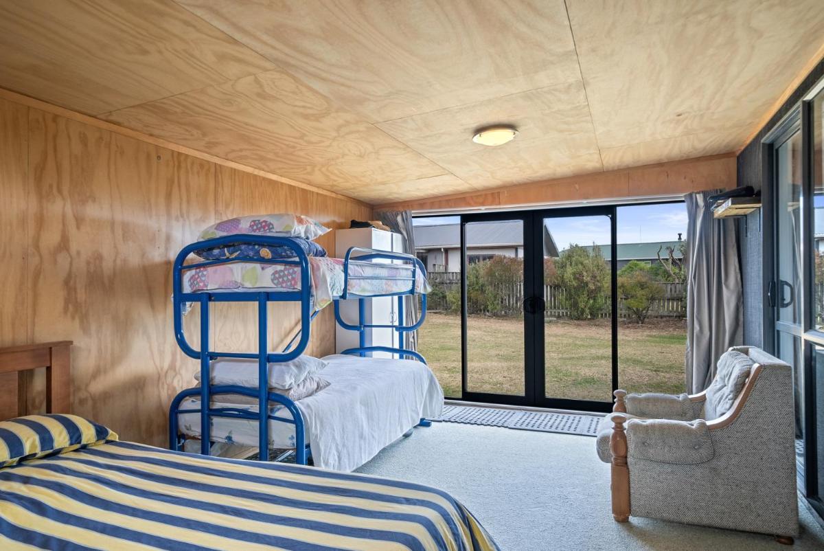 Suitetrails - Himatangi Kiwi Bach - Himatangi Beach Holiday Home