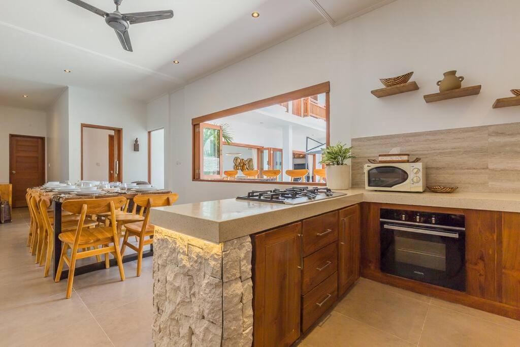 Villa Lima - 5 bdrs, BBQ, Living room with Ac and private pool - Housity