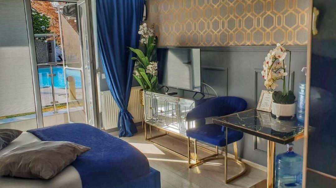 Portobella Airport Aparthotel - Self Check in - Housity