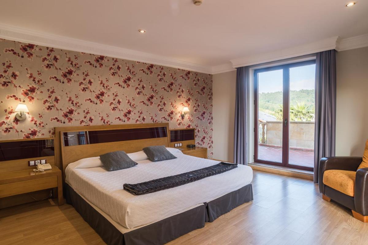 Cama o camas de una habitación en Hotel Spa Villa Pasiega