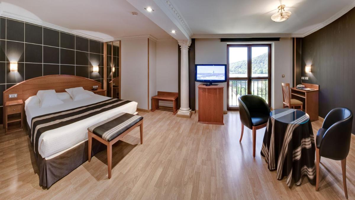 Cama o camas de una habitación en Hotel Spa Villa Pasiega