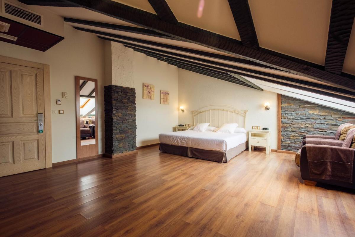Cama o camas de una habitación en Hotel Spa Villa Pasiega
