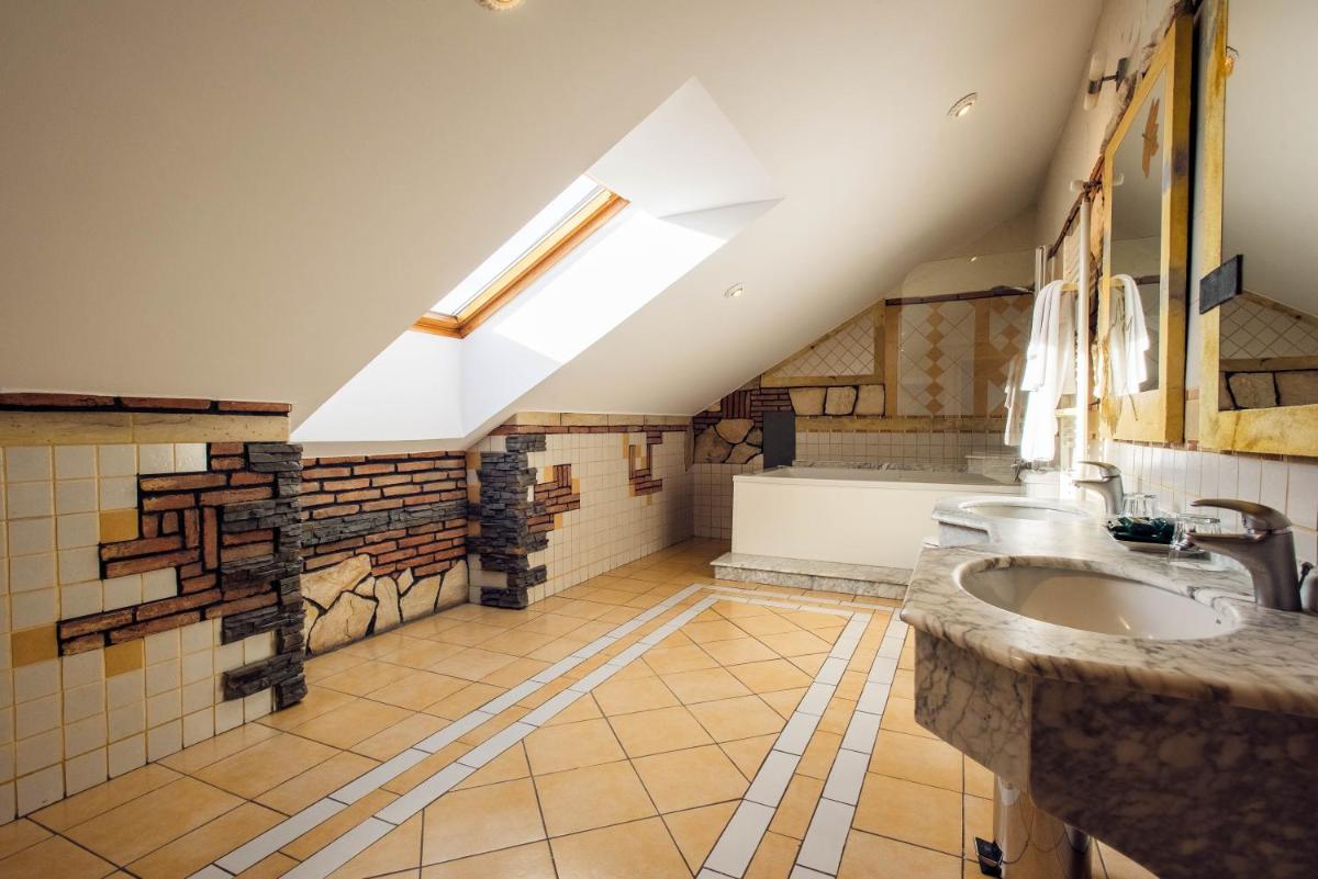 baño con lavabo y tragaluz en Hotel Spa Villa Pasiega, en Hoznayo