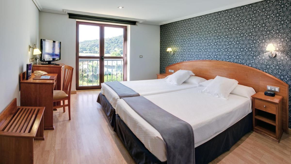 Cama o camas de una habitación en Hotel Spa Villa Pasiega