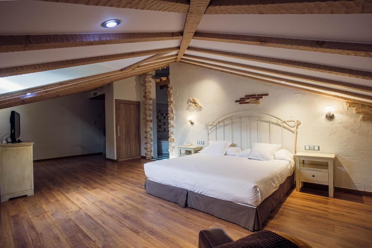 Cama o camas de una habitación en Hotel Spa Villa Pasiega