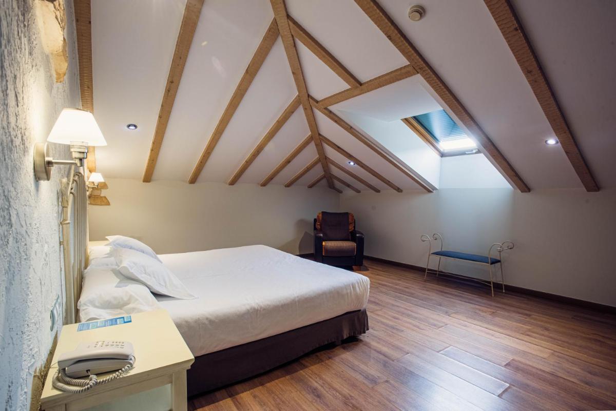 Cama o camas de una habitación en Hotel Spa Villa Pasiega