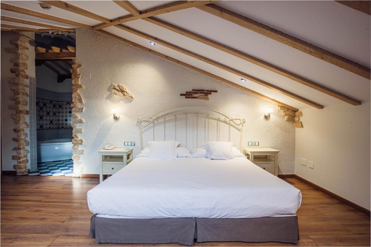 Cama o camas de una habitación en Hotel Spa Villa Pasiega