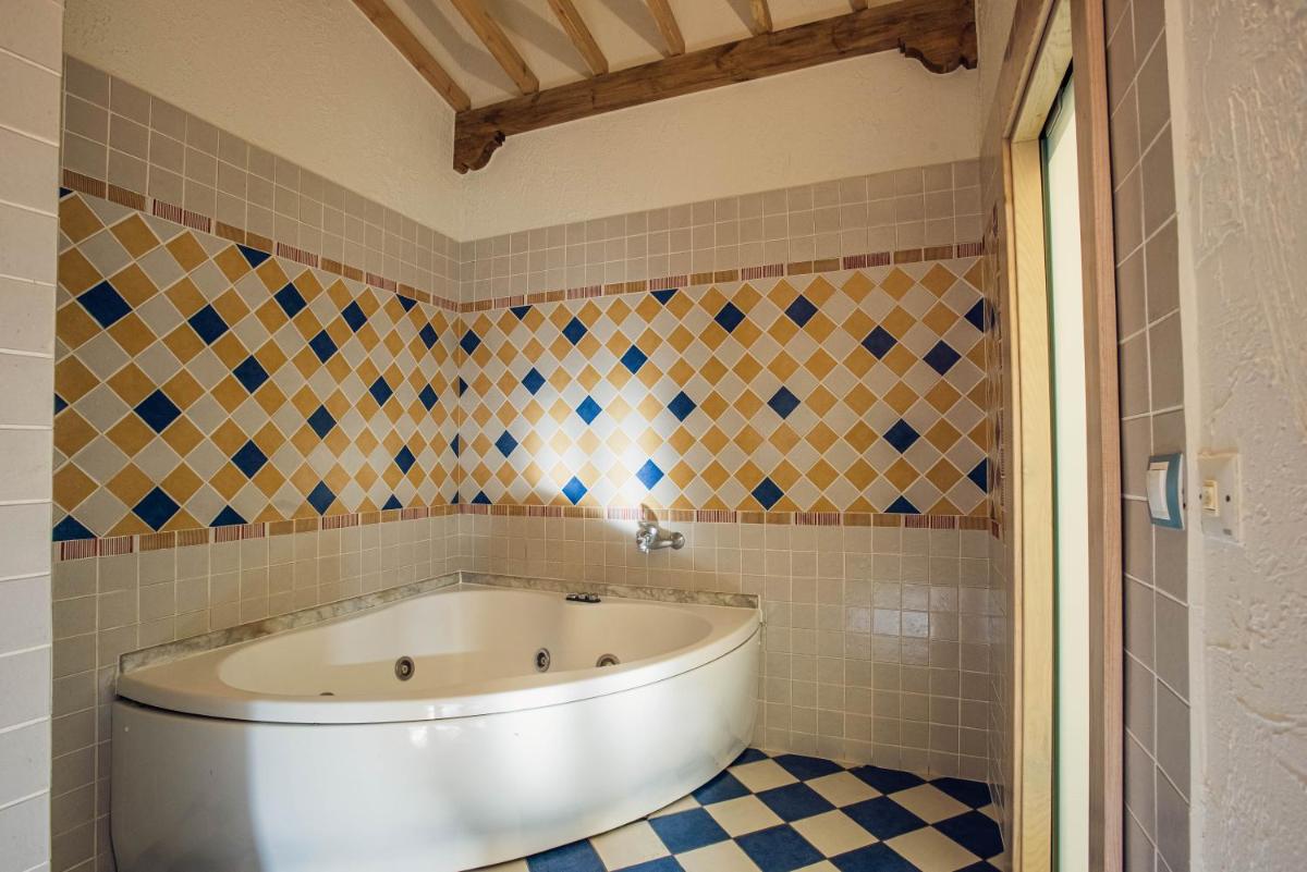 Un baño de Hotel Spa Villa Pasiega