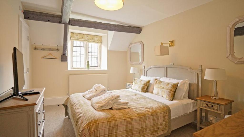 The Crown at Shipton - Housity