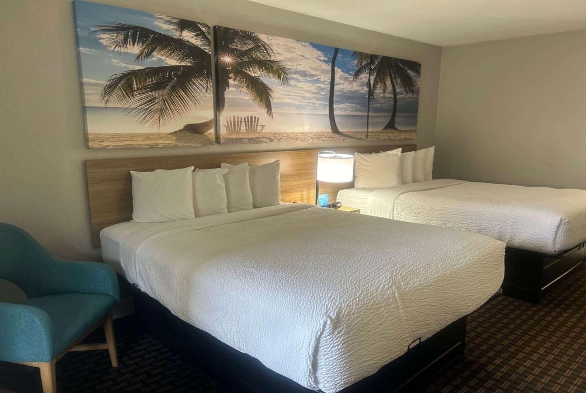 Days Inn by Wyndham Port Charlotte Town Center - Housity