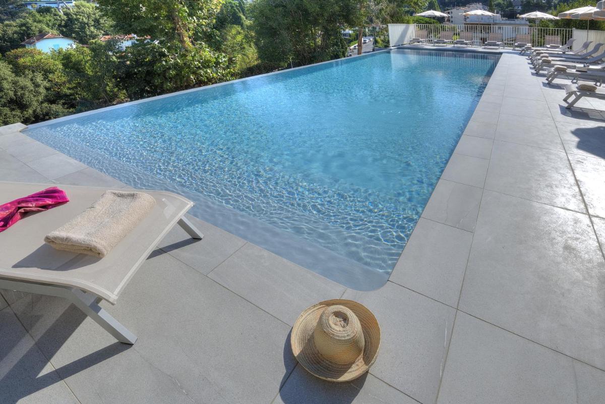 Piscine de l'établissement La Bastide de l'Oliveraie ou située à proximité