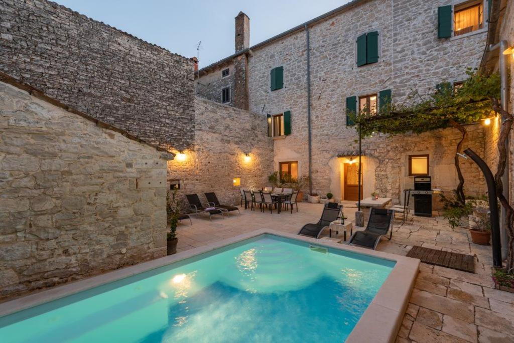 Rustic Villa with pool in the center of a romantic little place - Housity
