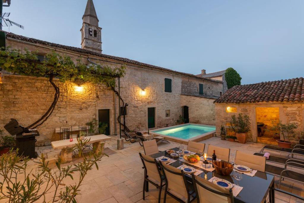 Rustic Villa with pool in the center of a romantic little place - Housity