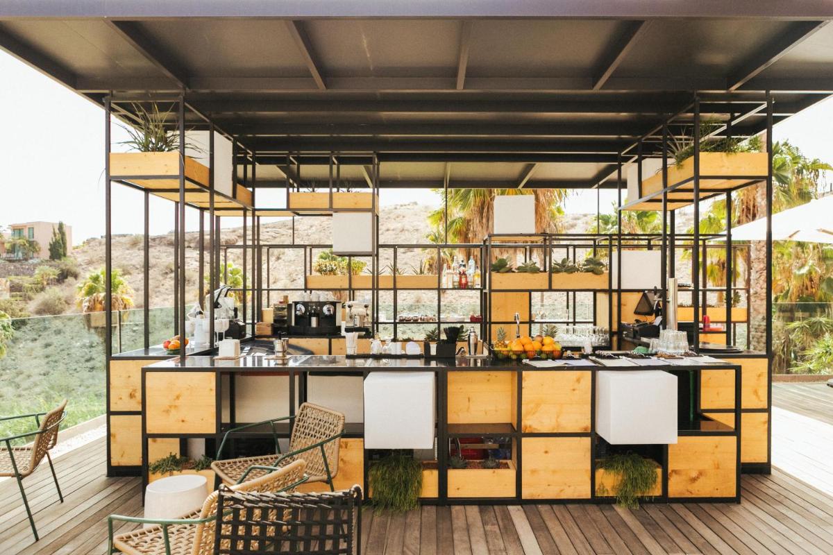 Un restaurante o sitio para comer en Salobre Hotel Resort & Serenity