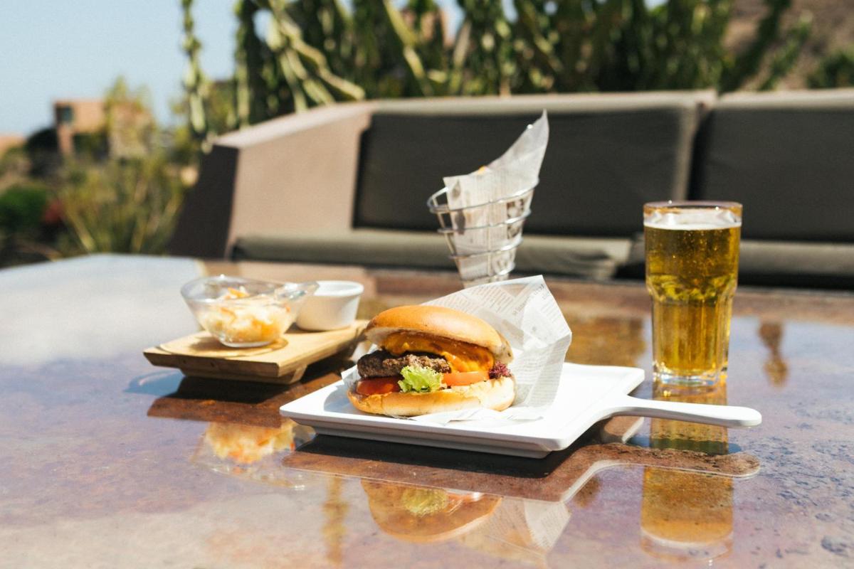 Comida en o cerca de este hotel