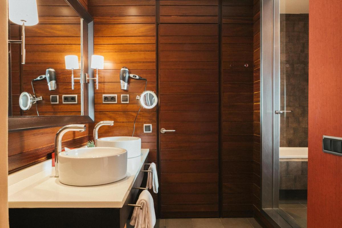 Un baño de Salobre Hotel Resort & Serenity