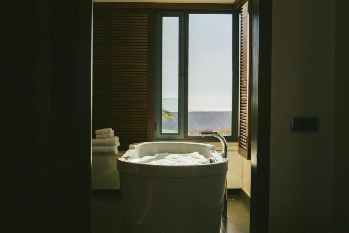 Un baño de Salobre Hotel Resort & Serenity