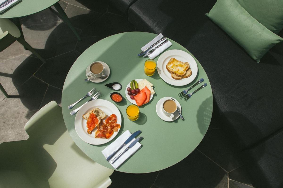 Comida en o cerca de este hotel