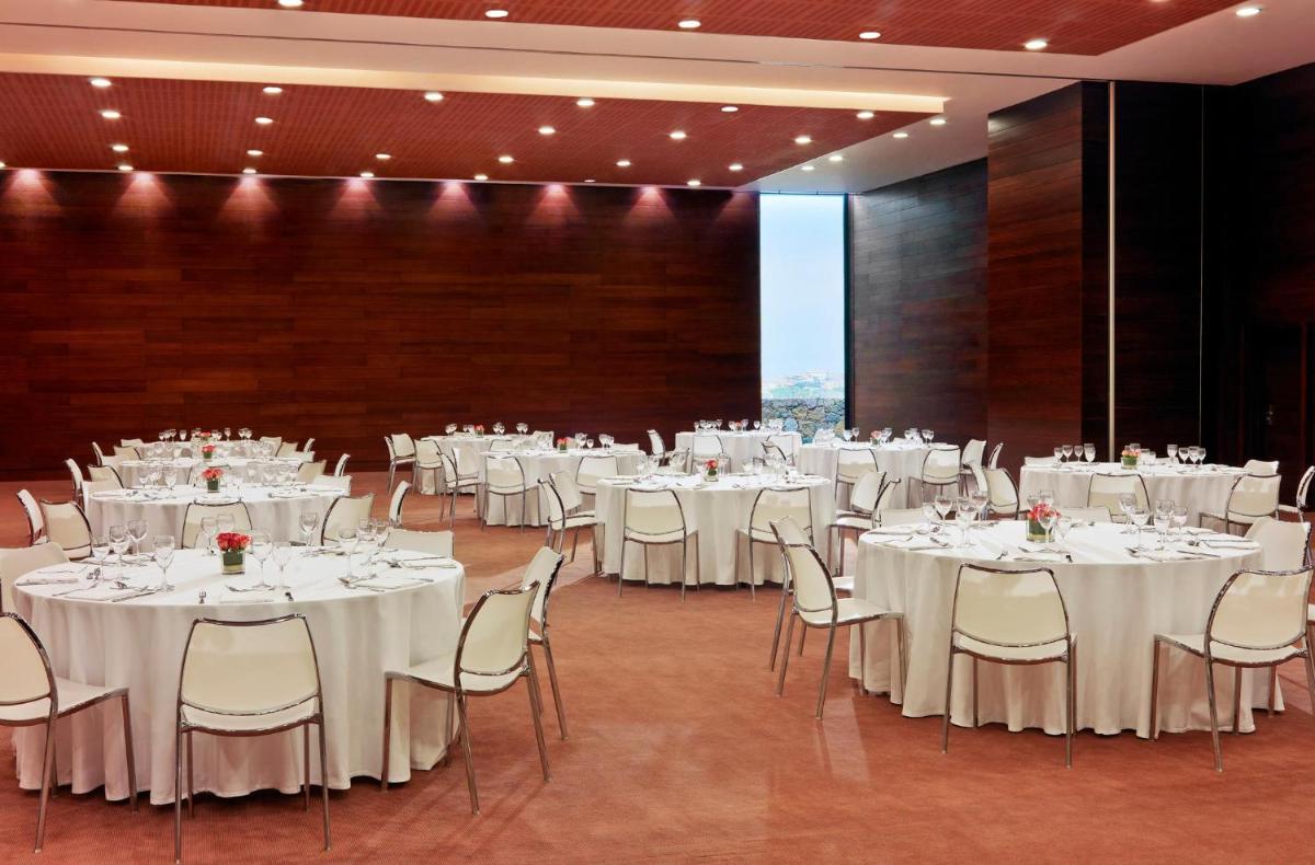Un restaurante o sitio para comer en Salobre Hotel Resort & Serenity