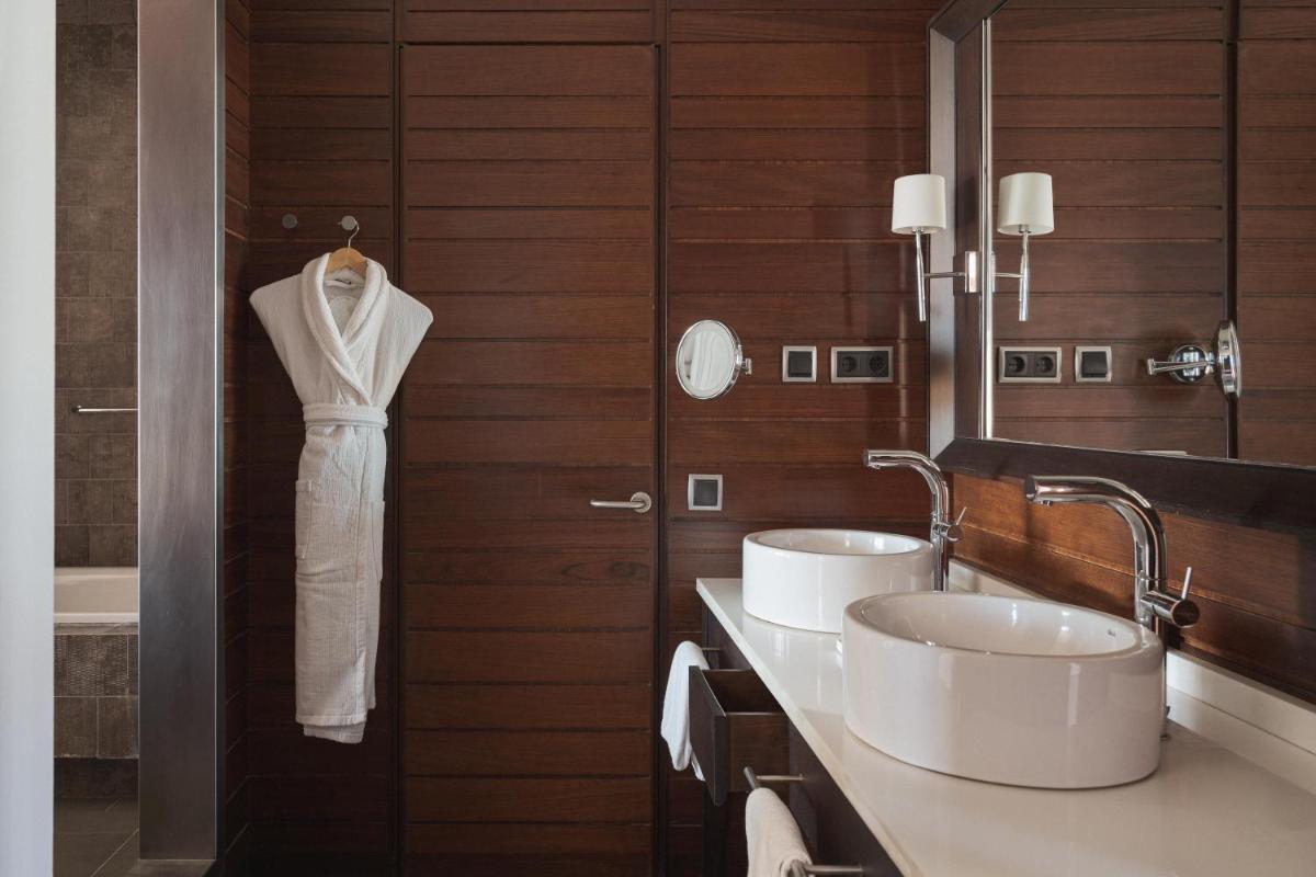 Un baño de Salobre Hotel Resort & Serenity