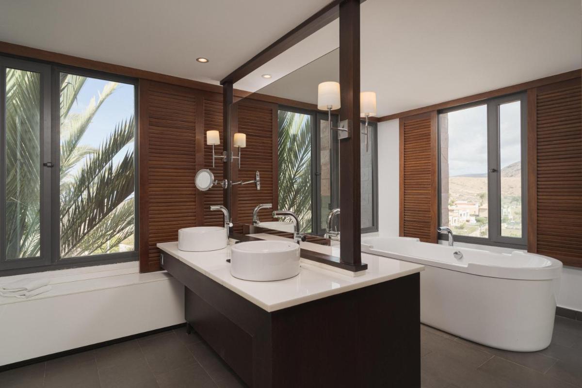 Un baño de Salobre Hotel Resort & Serenity
