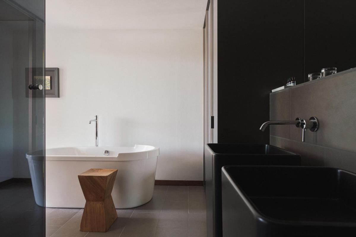 Un baño de Salobre Hotel Resort & Serenity
